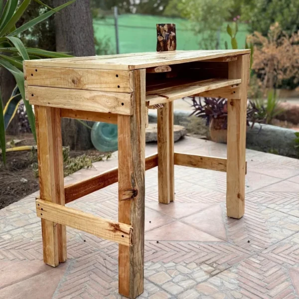 Mesa personalizada hecha con palets reciclados
