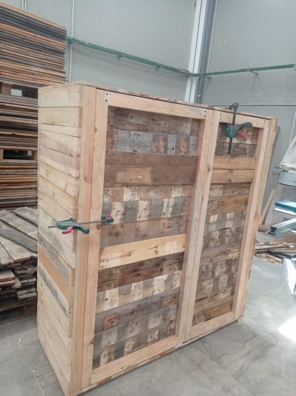 Armario de madera de pino natural