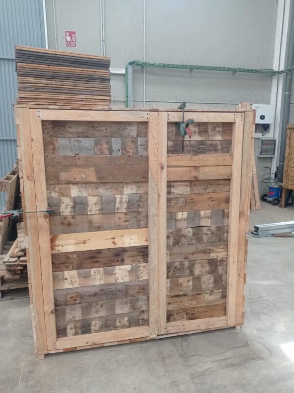 Armario de madera de pino natural