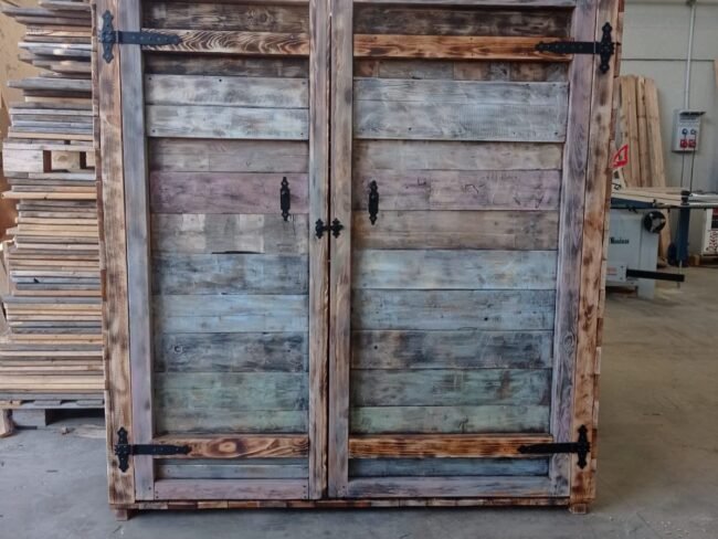 Armario de madera de pino natural