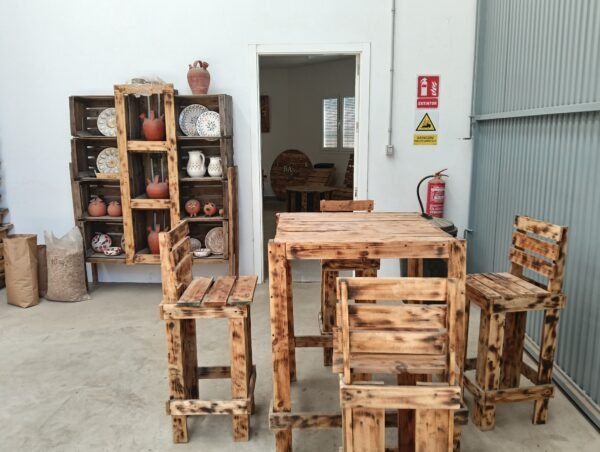 mesa alta de jardín con cuatro butacas