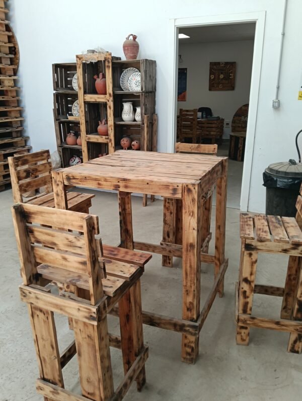 mesa alta de jardín con cuatro butacas