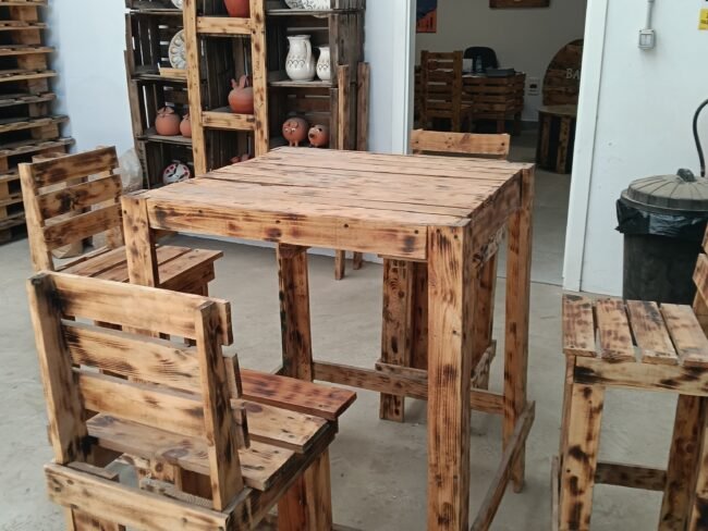 mesa alta de jardín con cuatro butacas